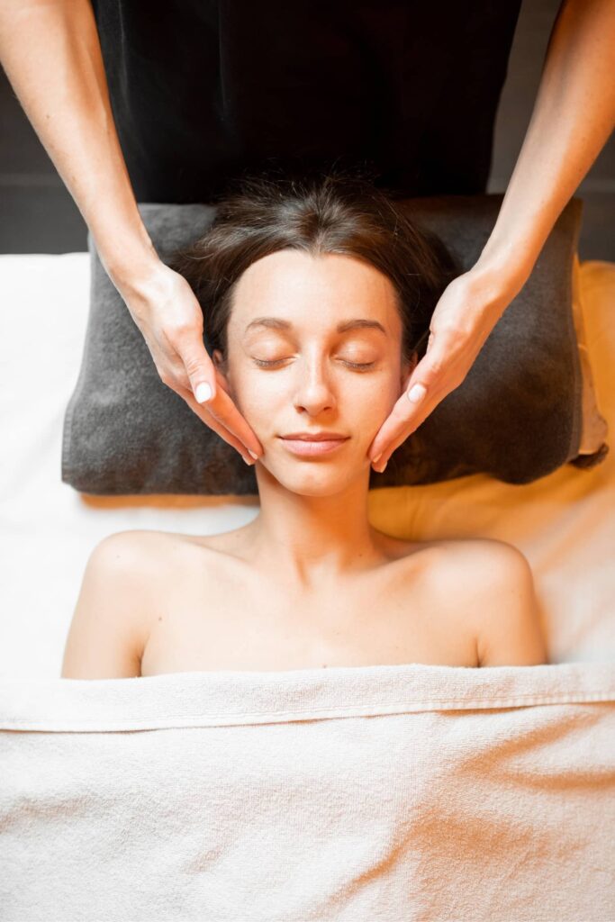 Manisa Vega Spa ve Güzellik Salonu'nda masaj hizmeti