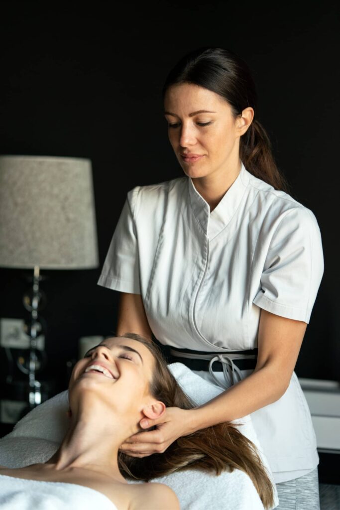 Manisa Vega Spa ve Güzellik Salonu'nda masaj hizmeti